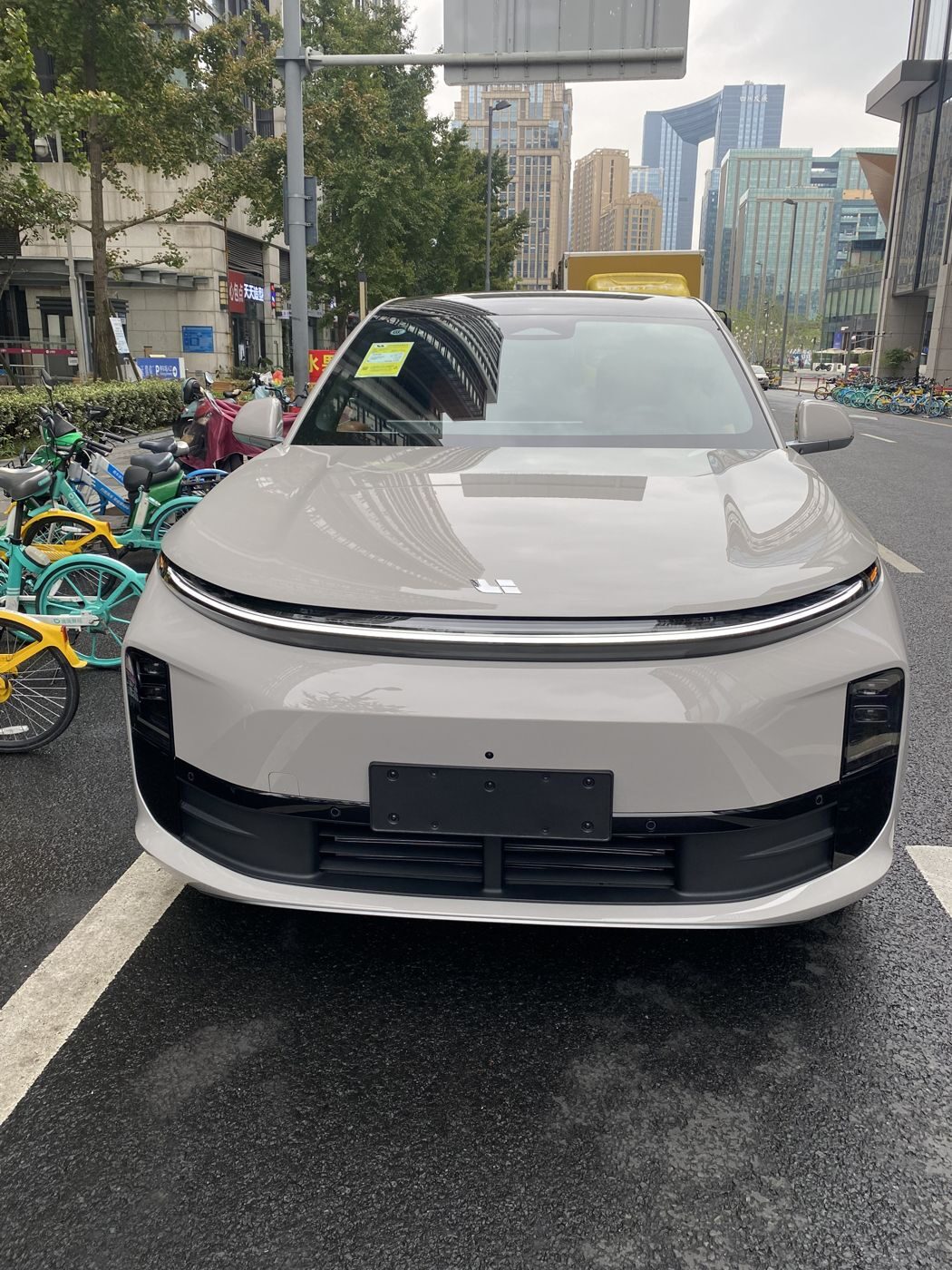 问鼎国际 MEGA 高压纯电 MPV